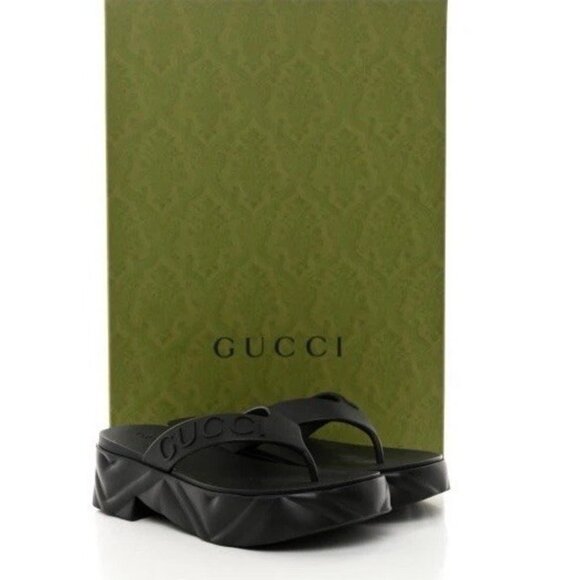 NEW GUCCI  Rubber Chevron Logo Embossed L Thong Platform Sandals Sz 39 Black - Picture 1 of 6